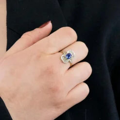 Bague style Art Déco or jaune et or blanc, saphir synthétique et diamants