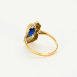 Bague style Art Déco or jaune et or blanc, saphir synthétique et diamants