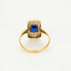 Bague style Art Déco or jaune et or blanc, saphir synthétique et diamants