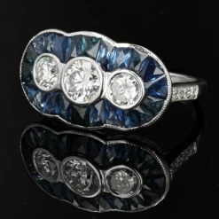Bague style art déco saphirs calibrés et diamants
