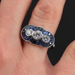 Bague style art déco saphirs calibrés et diamants