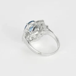 Bague style Art Déco saphir de Ceylan diamants