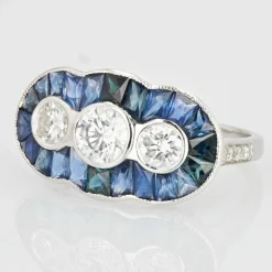 Bague style art déco saphirs calibrés et diamants