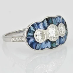 Bague style art déco saphirs calibrés et diamants