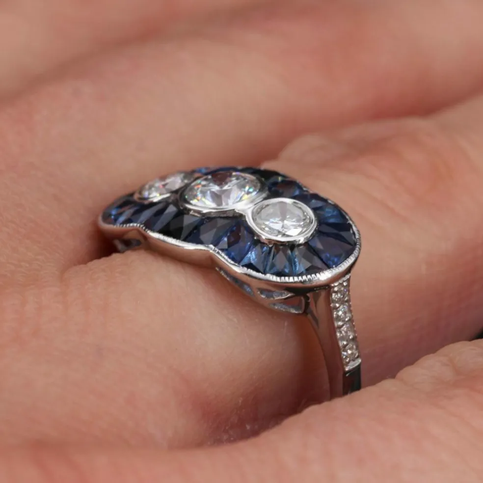Bague style art déco saphirs calibrés et diamants