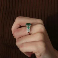 Bague style Jarretière Emeraudes Diamants