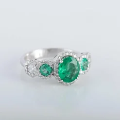Bague style Jarretière Emeraudes Diamants