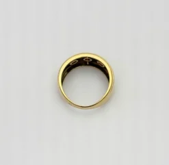 Bague style jarretière en or jaune sertie de rubis et diamant