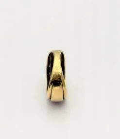 Bague style jarretière en or jaune sertie de rubis et diamant