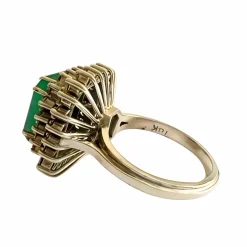 Bague style rétro 1945 en or blanc, diamants et émeraude