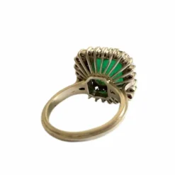 Bague style rétro 1945 en or blanc, diamants et émeraude