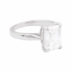 Bague taille émeraude, or blanc.
