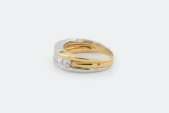 Bague taille princesse en or jaune et or blanc avec diamants