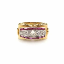 Bague tank 1940 or, platine, diamants et rubis