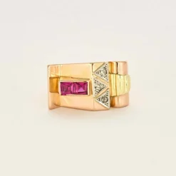 Bague Tank en or de trois couleurs, rubis de synthèse et diamants