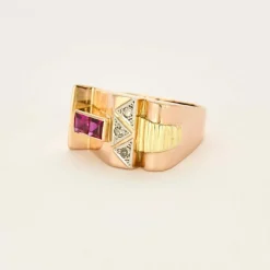 Bague Tank en or de trois couleurs, rubis de synthèse et diamants