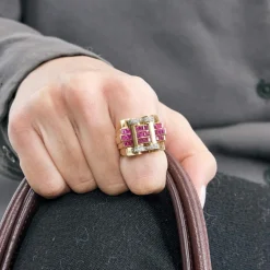 Bague Tank en or jaune, diamants et rubis de synthèse.