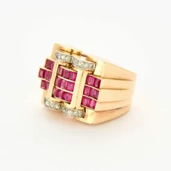 Bague Tank en or jaune, diamants et rubis de synthèse.