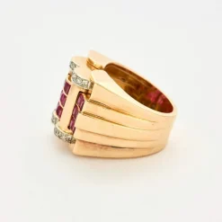 Bague Tank en or jaune, diamants et rubis de synthèse.