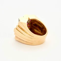 Bague Tank en or jaune, diamants et rubis de synthèse.