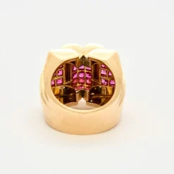 Bague Tank en or jaune, diamants et rubis de synthèse.