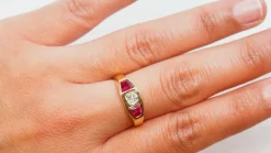 Bague Tank or jaune, rubis et diamant