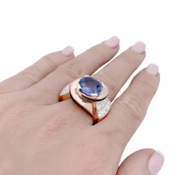 Bague Tank or rose, diamants, saphirs.