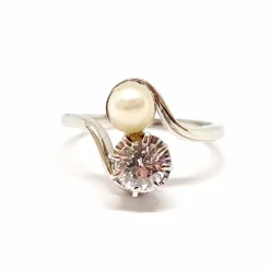 Bague Toi & Moi or blanc, platine diamant perle