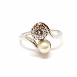 Bague Toi & Moi or blanc, platine diamant perle