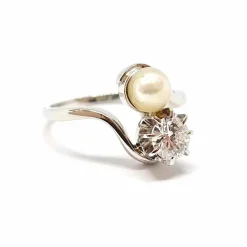 Bague Toi & Moi or blanc, platine diamant perle