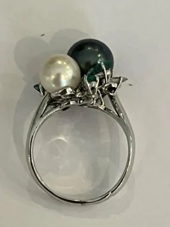 Bague Toi & Moi Or Gris Perles Diamants Emeraudes