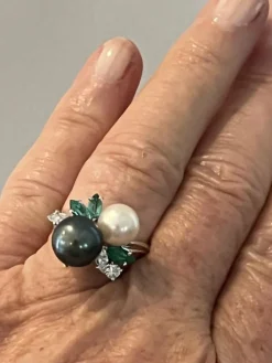 Bague Toi & Moi Or Gris Perles Diamants Emeraudes