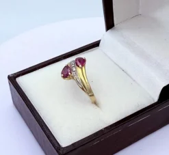 Bague Toi & Moi or jaune, rubis taille poire