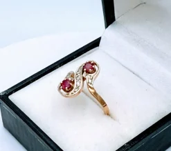 Bague toi et moi ancienne en or jaune 18K sertie de rubis et diamant