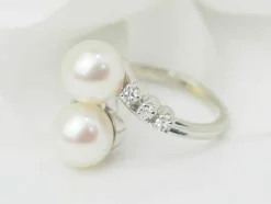 Bague Toi et Moi en or blanc, perles de culture et diamants