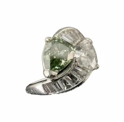 Bague Toi et Moi en or et platine ornée de deux diamants en forme de poire