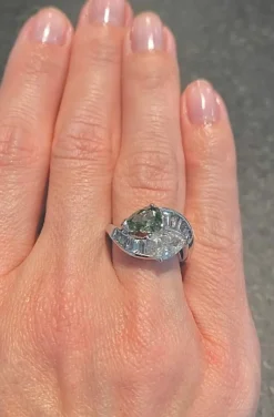 Bague Toi et Moi en or et platine ornée de deux diamants en forme de poire