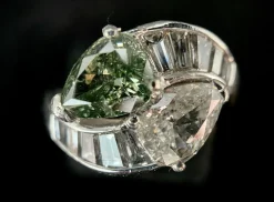 Bague Toi et Moi en or et platine ornée de deux diamants en forme de poire
