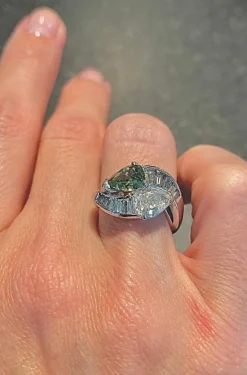 Bague Toi et Moi en or et platine ornée de deux diamants en forme de poire