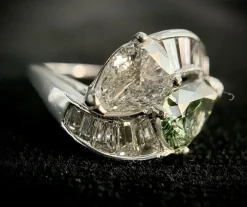 Bague Toi et Moi en or et platine ornée de deux diamants en forme de poire
