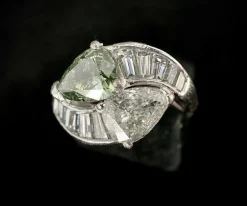Bague Toi et Moi en or et platine ornée de deux diamants en forme de poire