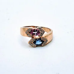 Bague Toi et Moi Or jaune Saphirs bleu et rose épaulés de Diamants