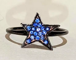 Bague étoile DJULA en or noir et saphirs bleus