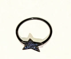 Bague étoile DJULA en or noir et saphirs bleus