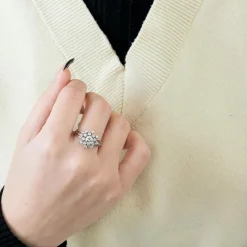 BAGUE ÉTOILE, OR BLANC ET DIAMANTS.