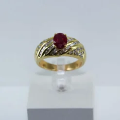 Bague torsadée rubis et diamants