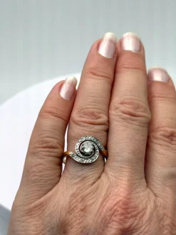 Bague tourbillon ancienne en or avec diamant