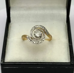 Bague tourbillon ancienne en or avec diamant