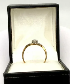 Bague tourbillon ancienne en or avec diamant