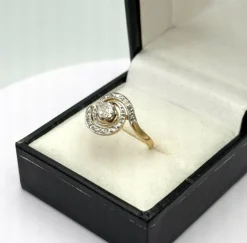 Bague tourbillon ancienne en or avec diamant